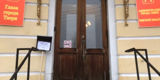 Движение «Весна» подарило главе Твери лопату для уборки снега