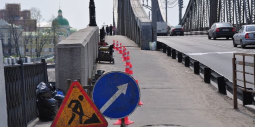 В Твери красят Старый мост. Прямо по граниту