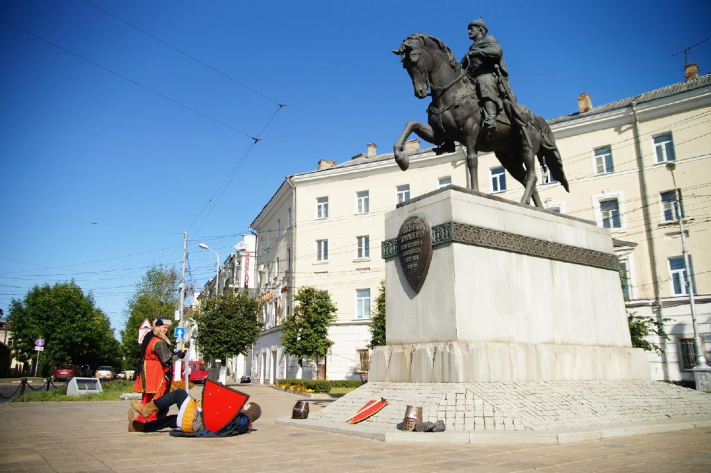 Площадь твери. Площадь Михаила Тверского Тверь. Площадь Михаила Тверского 3 Тверь. Площадь Михаила Тверского 2 Тверь. Памятник Михаилу Тверскому в Твери на Советской площади.